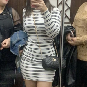 Klänning  - Jätte fin klänning!! Men anvönder knappast. 