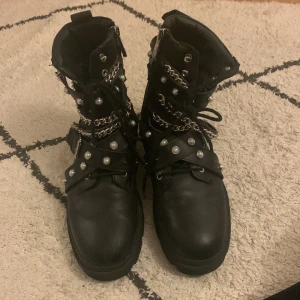 Zara boots - Säljer dessa coola zara kängor! De är använda så några få pärlor har fallit av men absolut inget man tänker på!