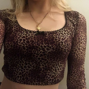 urban outfitters mesh leopard topp - jättefin topp från urban outfitters i berlin (mer specifikt urban renewal- deras vintage kollektion), storlek s, använd en gång så utan några defekter, mesh- material som är lite see-trough vid armarna men har ett extra lager av svart tyg vid överkroppen🥰