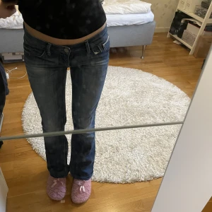 Jeans low låg rise midja waist bootcut flare - Fina lågmidjade jeans! Jag har sytt ut de (se bild 3) men det är inget man tänker på!💓 250kr + frakt 