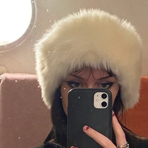 Hårband/mössa - Supersnyggt hårband/mössa som inte kommit till användning så är i bra skick! Väldigt varm & skön nu i vinter💕💕