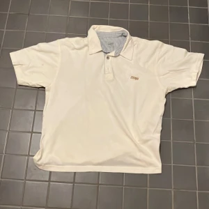 Vintage guess polo  - Polo tröja som säljs för 700-1500