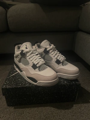 Jordan 4 military black - Säljer ett par äkta och helt oanvända jordan 4 military blacks. Köpta av en annan säljare så jag har tyvärr inget kvitto men de är legit checkade och allt sånt😁 tveka inte att fråga någonting i dm😊