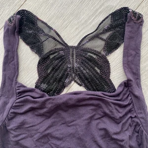 Topp - En så söt topp med en fjäril i ryggen, extra innertyg vid bysten. Passar s-m. Köpare står för frakt💜