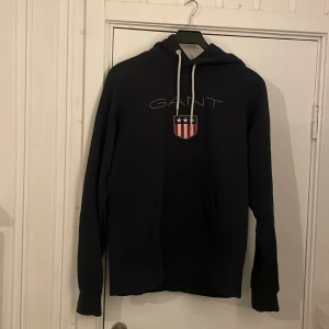 Gant Hoodie - Jag säljer denna gant hoodie i storlek L Har inte används på 2 år. Skick skulle jag säga vara 7/10 Köparen står för frakten