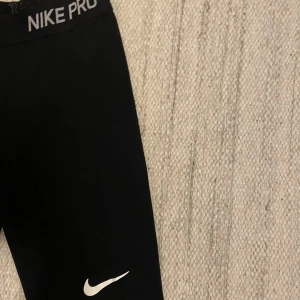 Träningsbyxor från nike  - Långa träningsbyxor (bilden fick ej med hela längden) från nike i längdstorlek 146/156. ❤️‍🔥❤️‍🔥 