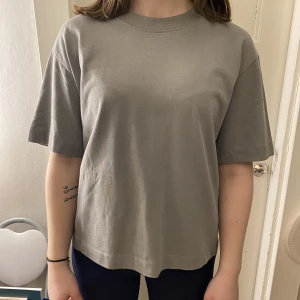 T-shirt - Grå T-shirt i storlek S. Aldrig använd, köptes för ca ett år sedan. Nypris 159kr säljer för 75kr. Köparen betalar frakt själv. 