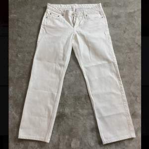 Vita lowwaist jeans från weekday!  (bild 3 visar passform men är annan färg) , Aldrig använda endast testade!, säljer för att dom inte satt bra på mig, nypris var 590kr <3
