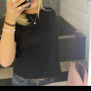 Supersnygg topp🖤 - Skit snygg t-shirt ifrån Zara, med en siden ficka. Går lätt att klä upp och ner😍