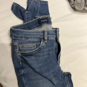 Jeans pieces - Jeans ifrån pieces med slits i benslut 