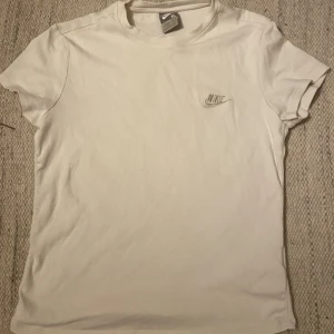 Nike t-shirt - Vit Nike T-shirt 🤍🤍Den är i storlek Xl BARN men passar mig som har s/m⚡️