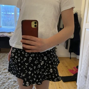 Kjol - Snygg volangkjol från zara med shorts under! Så bra!!!! För trång för mig så måste tyvärr sälja!😞❤️
