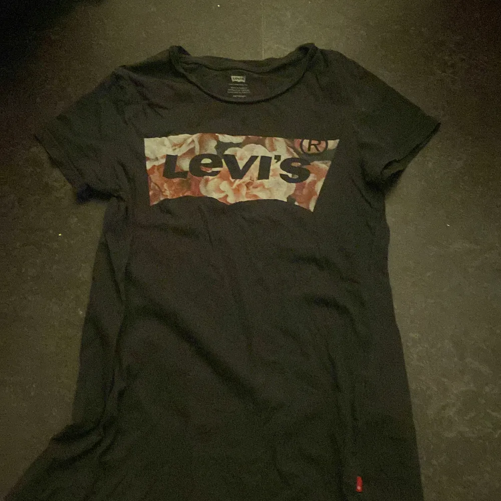 En Levis tröja med blommor . T-shirts.