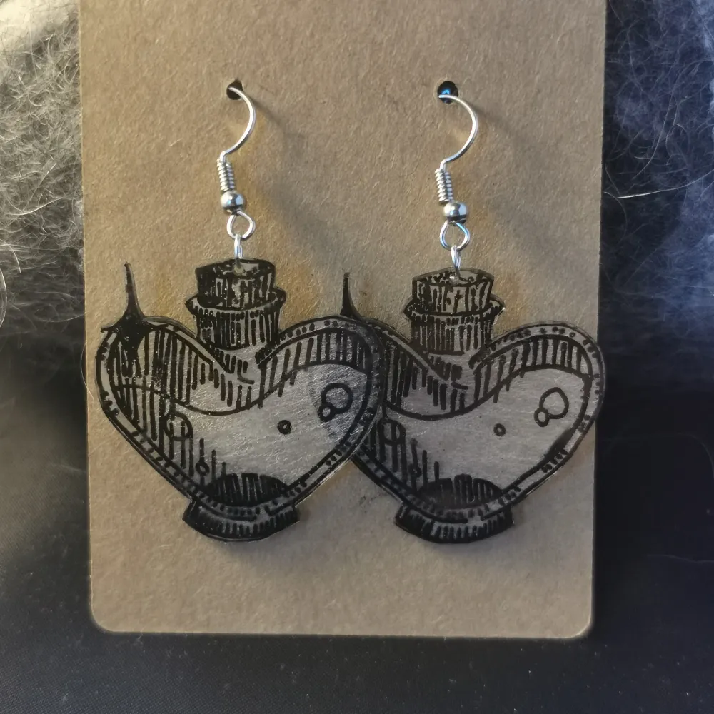 Fantastiska handgjorda krympplast örhängen. Metaltråden är nickelfri och öronkrokarna i silver. Pris 70kr för ett par, 100kr för två par. Ink frakt med post nord. Önskas spårbart står du för frakten. Se gärna mina andra annonser.. Asusteet.