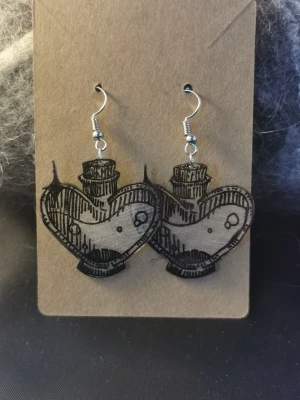 Handgjorda örhängen  - Fantastiska handgjorda krympplast örhängen. Metaltråden är nickelfri och öronkrokarna i silver.  Pris 70kr för ett par, 100kr för två par.  Ink frakt med post nord.  Önskas spårbart står du för frakten. Se gärna mina andra annonser.