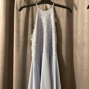 Blå spets klänning - En blå spets klänning från Nelly. Använd några gånger men i väldigt bra skick. Skriv om du vill ha mer bilder. 