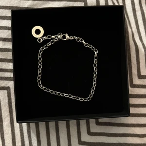 Armband  - Jag säljer mitt ”Charm-armband Classic” från Thomas sabo. Jätte fint diskret armband i silver!💗