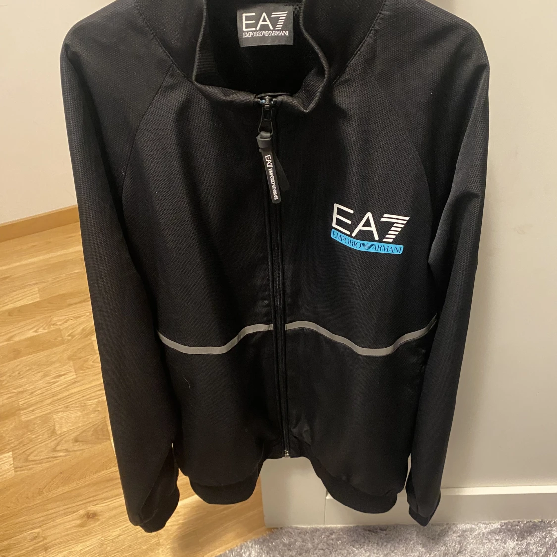 Helt ny EA7 zip träningströja