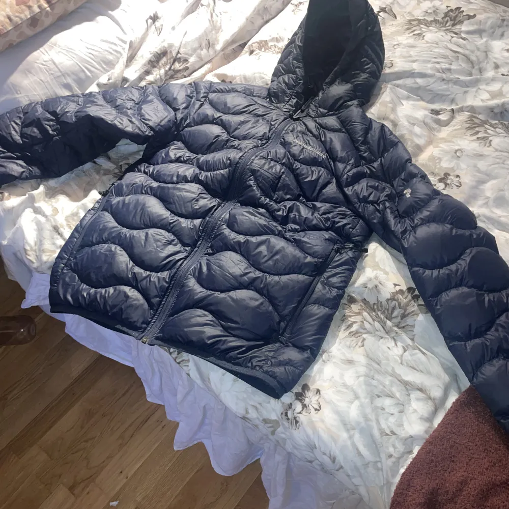 2 MÅNADER GAMMAL PEAK PERFORMANCE M HOOD JACKET DUNJACKA  1000:- S.affär= billigare  Använd 2ggr Dina uppgifter för spårbar post 69kr.  Magnus Berglund  swish 0760-120500 Fynda idag Fredag till /O0:00 Lördag              . Jackor.