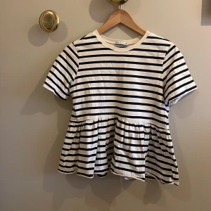 Zara tröja 🤩 - Snygg tröja med volang från zara i mycket bra skick! Älskar denna!! 