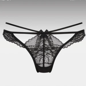 Oanvända spets string - Säljer dessa suuuuper fina spets trosorna som tyvärr för små för mig i storlek M. De passar S också! Endast testade på en gång med trosor under! Kostar egentligen 99kr! Frakt är endast 13kr