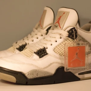 Jordan 4 White Cement 2016 Eu 40.5 - Säljer mina Jordan 4’s då dom var för stora. Alla orginaltillbehör följer med inklusive kvitto från sns. Skorna är i väldigt bra skick för att vara från 2016. Kan mötas upp i Stockholm eller frakta spårbart🙌