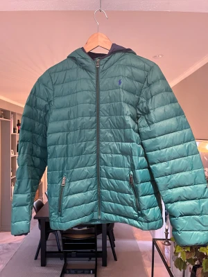 Dunjacka Polo Ralph Lauren - Sparsamt använd dunjacka vår/höst från Ralph Lauren. OBS ungdomsstorlek XL som motsvara 163-174.