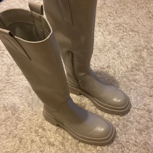 Vita/Beige skinnstövlar  - Superfina vit beiga stövlar från NA-KD i storlek 37, men passar även 38. Säljer då de är alldeles för små för mig. Helt nya och använda. Kan mötas upp i Stockholm eller frakta ⭐️⭐️