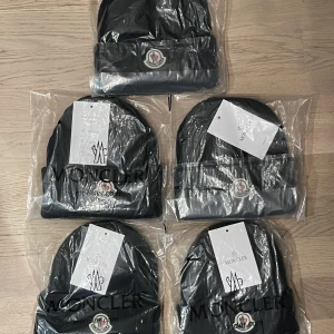 Moncler mössor - Rep Moncler mössor perfekt till hösten de är i färgen svart, har 2 stycken kvar så först till kvarn. Tar 1-2 dagar med postnord. Kontakta mig vid yttligare frågor
