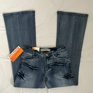 Lågmidjade jeans - Använd köp nu! Helt nya Jean med tags kvar <3 Midja:63 Innerben:70,5 Går inte att få bild på då de är för små🫶 