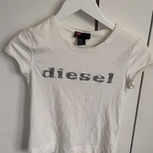 T-shirt Diesel - Snygg thsirt från diesel men lite kortare axlar. Aldrig använd. 49 kr frakt. 