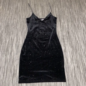 Svart glitterklänning - Otroligt fin glittrig klänning, oanvänd då den var för kort på mig (jag är 172)  Storlek XS