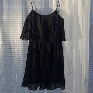 Fin svart klänning från Zara, endast använd två gånger! Den sitter lite löst så egentligen lite större än S. Strl S 