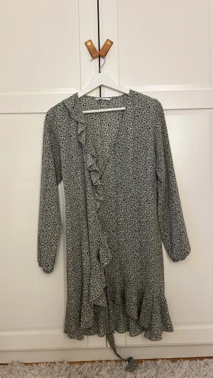Klänning från Only - Jättefin omlott klänning som endast är andvänd 1 gång!! Jättefint skick och bra i storleken. Har inte knutit den nu. Köparen står för frakt. Den frakt som står stämmer ej!!