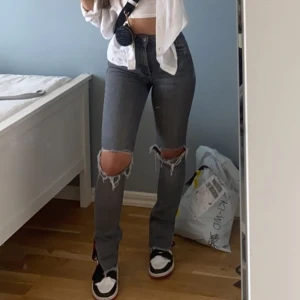Grå jeans med slits - Säljer min jeans från zara som är i bra skick❤️