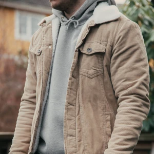 Manchesterjacka - Beige Manchesterjacka med sherpa fodring. Använd två höstar och utan några defekter såsom hål eller missfärgningar. Nypris 800kr