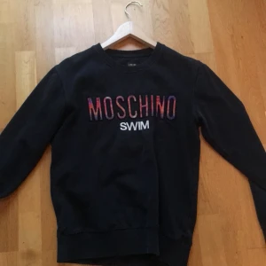 Moschino swim pull over - Väldigt fint skick 