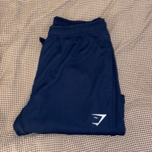 Gymshark joggers - Helt oanvända marinblåa joggers från gymshark. Storlek S. Köpte fel storlek därav ingen användning. 