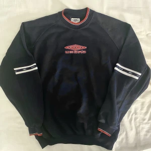 Sweatshirt - Kommer inte till användning drf säljer jag den! Inga större skador❤️st L men sitter som M