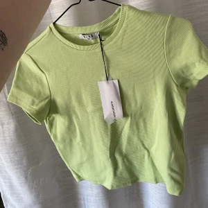 Topp  - Topp i strl 42! Helt ny! 50kr