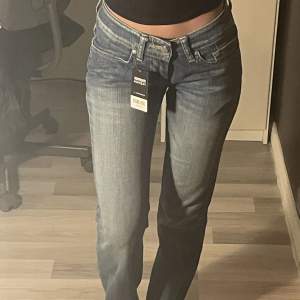 Ett par slim flare jeans som inte kommer till användning då jag har andra liknande par! I väldigt bra skick 💓 midjemått: 34cm på en sida (68cm)  💓 Innerbenslängd: 78cm 