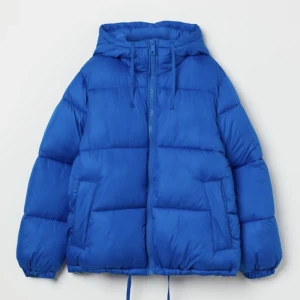 Pufferjacka  - Säljer min blåa vinterjacka från Hm då den inte används längre. Använd ett fåtal gånger.  Storlek - M  Nypris - 500 kr