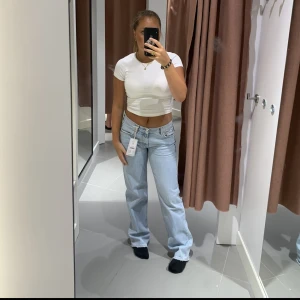 Low Waist jeans  - Intressekoll! På första bilden är det samma jeans fast en annan färg bara. Dom är köpta på Gina tricot 💋