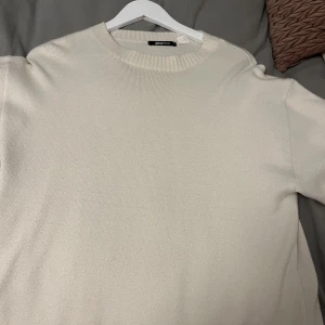 Stickad tröja❤️ - Fin stickad vit/beige tröja från Gina tricot, aldrig använt och köptes för 499kr och säljer för 250kr+frakt