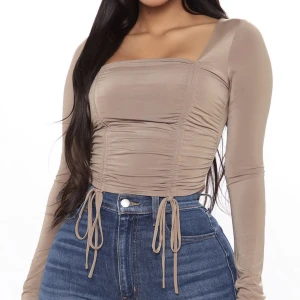 Knyttröja - Jättefin tröja ifrån fashionnova i storlek xs. Sitter taight och med snörena kan man justera hur lång den är. Använd mycket säljer därför billigt