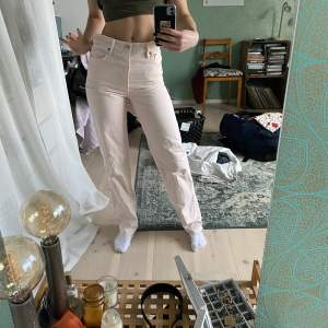 Högmidjade rosa jeans från Zara som har blivit för små. Skitsnygg modell och en färg som gör att man ser lite brunare ut. 
