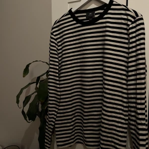 Långärmad - Långärmad tröja från hm, likt mina andra tröjor bara använd 1-2ggr