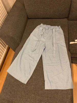 Byxor  - Storlek: 34 Skick: jätte bra  Använd 1 gång 