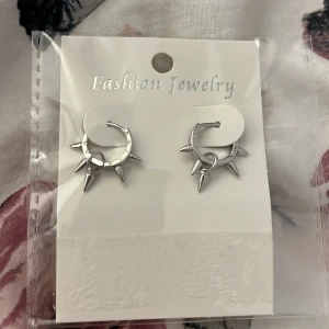 Örhängen  - Säljer dessa oöppnad örhängen för 30kr