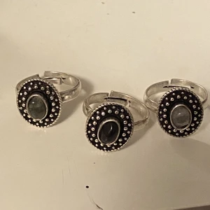 Ringar - Ringar. Sorleken går att bestämma så dom passar nog dom flesta. Nypris är jag inte helt säker på men det var runt 150-200 kr. 80kr styck men pris kan gå att diskutera 